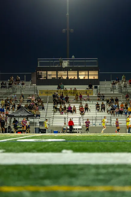 Un stade de football plein un soir de match